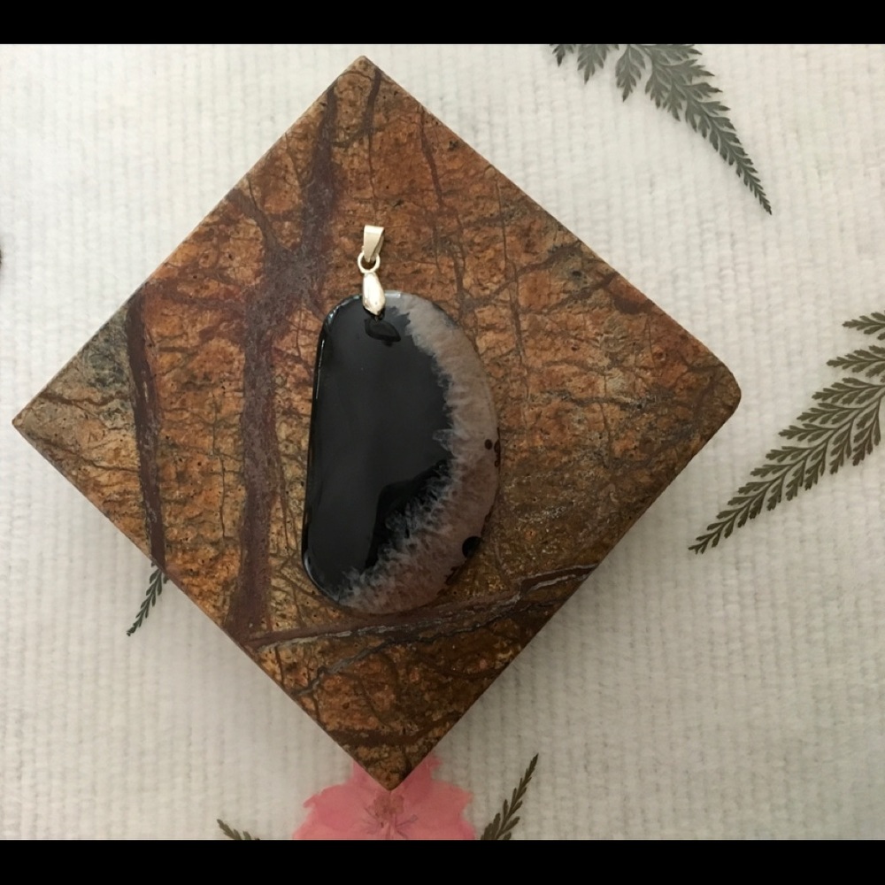 Striking Onyx pendant
